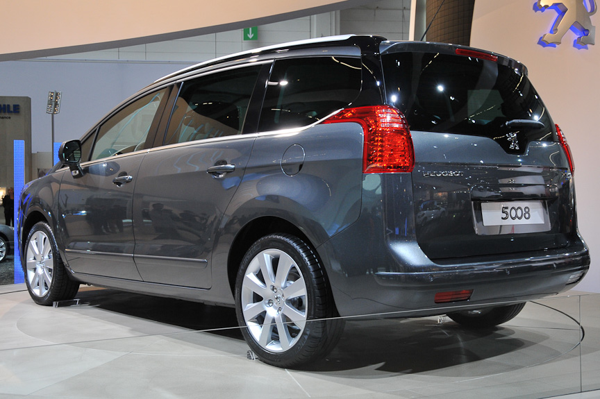 こちらは7人乗りピープルムーバー「5008」。大きなグラスルーフを備える