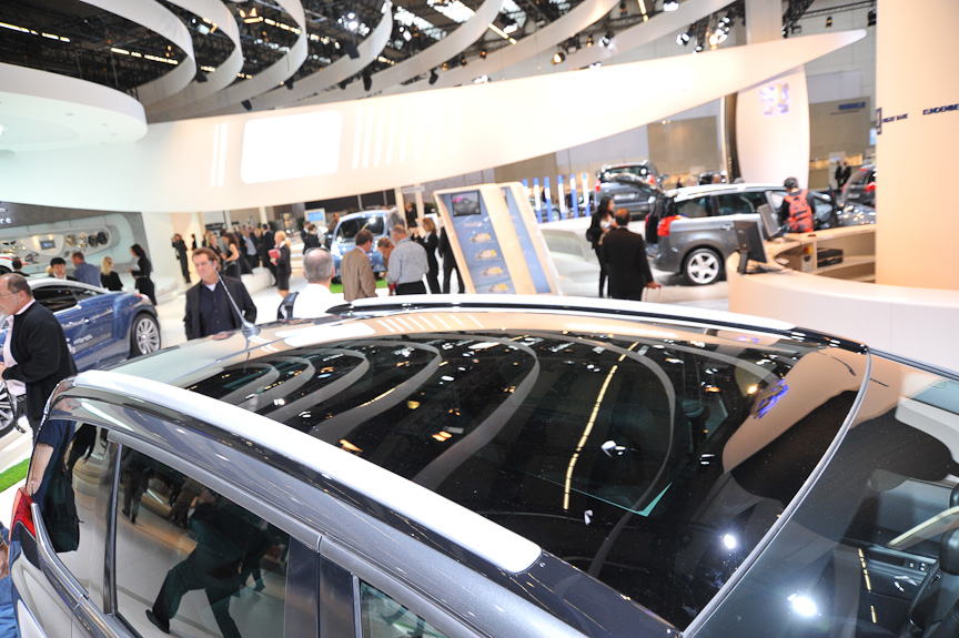 こちらは7人乗りピープルムーバー「5008」。大きなグラスルーフを備える