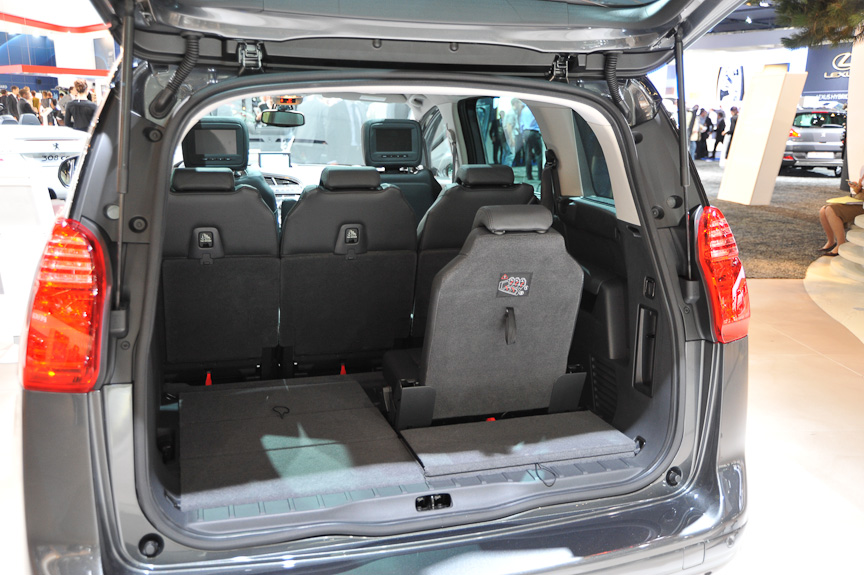 前から2・3・2人が並んで座る