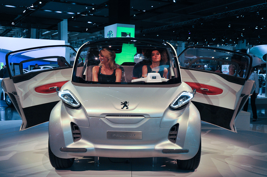 街乗り用マイクロカーのコンセプト「BB1」。この大きさで4人乗り。ステアリングはバイクのようなバーで行う。ABピラーが大胆に逆スラントしているが、フロントグラスは直立している。ドアが前開きなのも特徴のひとつ