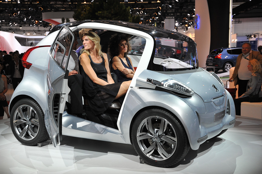 街乗り用マイクロカーのコンセプト「BB1」。この大きさで4人乗り。ステアリングはバイクのようなバーで行う。ABピラーが大胆に逆スラントしているが、フロントグラスは直立している。ドアが前開きなのも特徴のひとつ