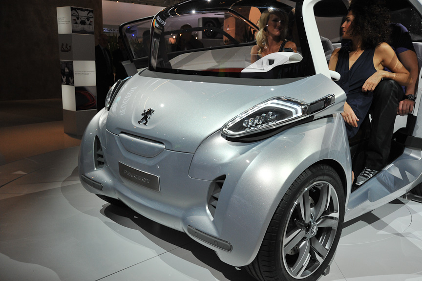 街乗り用マイクロカーのコンセプト「BB1」。この大きさで4人乗り。ステアリングはバイクのようなバーで行う。ABピラーが大胆に逆スラントしているが、フロントグラスは直立している。ドアが前開きなのも特徴のひとつ