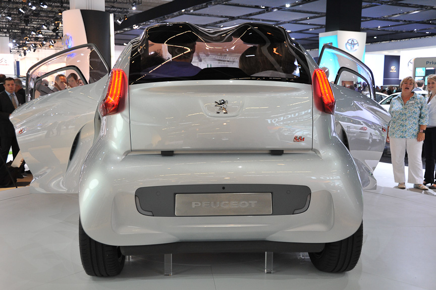 街乗り用マイクロカーのコンセプト「BB1」。この大きさで4人乗り。ステアリングはバイクのようなバーで行う。ABピラーが大胆に逆スラントしているが、フロントグラスは直立している。ドアが前開きなのも特徴のひとつ