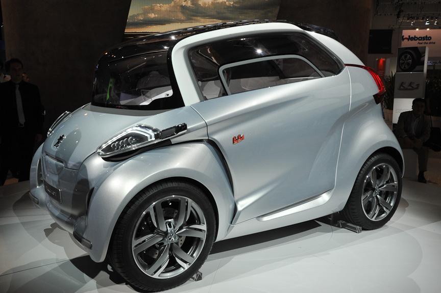 街乗り用マイクロカーのコンセプト「BB1」。この大きさで4人乗り。ステアリングはバイクのようなバーで行う。ABピラーが大胆に逆スラントしているが、フロントグラスは直立している。ドアが前開きなのも特徴のひとつ