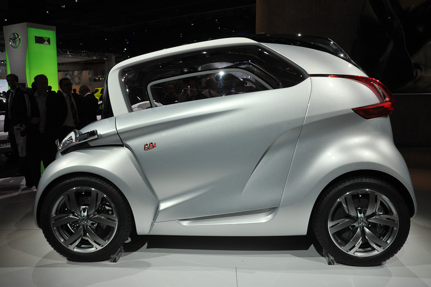 街乗り用マイクロカーのコンセプト「BB1」。この大きさで4人乗り。ステアリングはバイクのようなバーで行う。ABピラーが大胆に逆スラントしているが、フロントグラスは直立している。ドアが前開きなのも特徴のひとつ