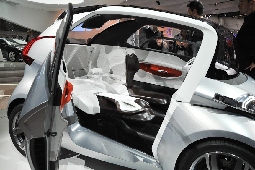 街乗り用マイクロカーのコンセプト「BB1」。この大きさで4人乗り。ステアリングはバイクのようなバーで行う。ABピラーが大胆に逆スラントしているが、フロントグラスは直立している。ドアが前開きなのも特徴のひとつ