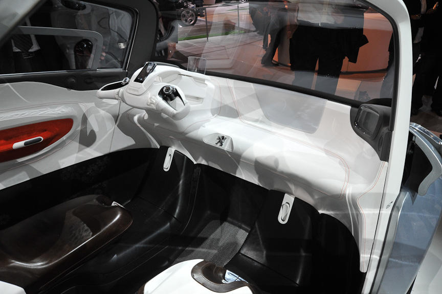 街乗り用マイクロカーのコンセプト「BB1」。この大きさで4人乗り。ステアリングはバイクのようなバーで行う。ABピラーが大胆に逆スラントしているが、フロントグラスは直立している。ドアが前開きなのも特徴のひとつ