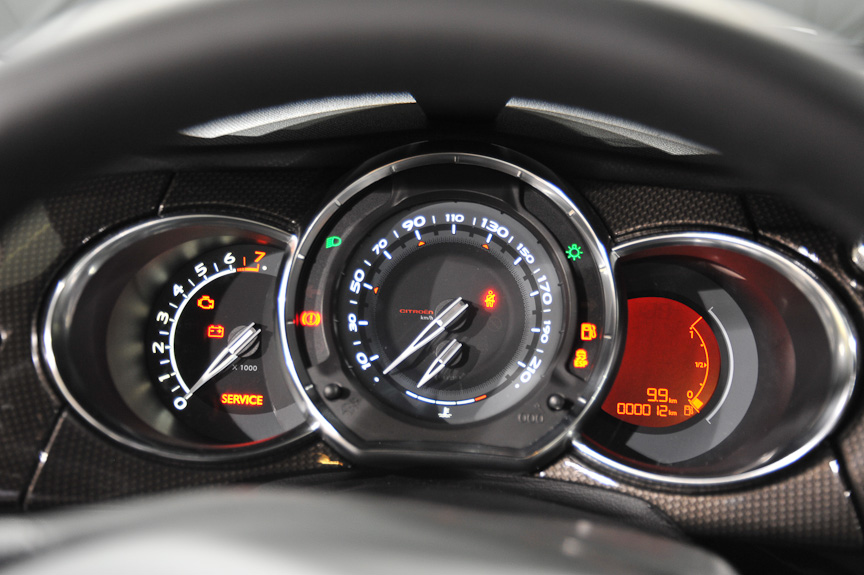 2トーンのシートなど、室内もスタイリッシュ。ボディーカラーごとに内装色も異なる