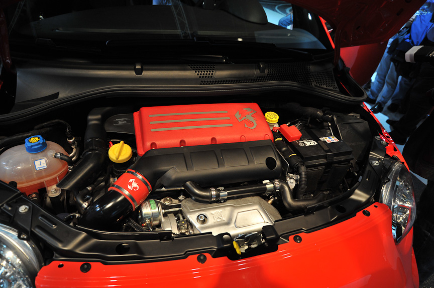 姿形だけでなく、180HPを発生する1.4リッターターボエンジンや5速2ペダルMT、17インチホイールなどで武装している