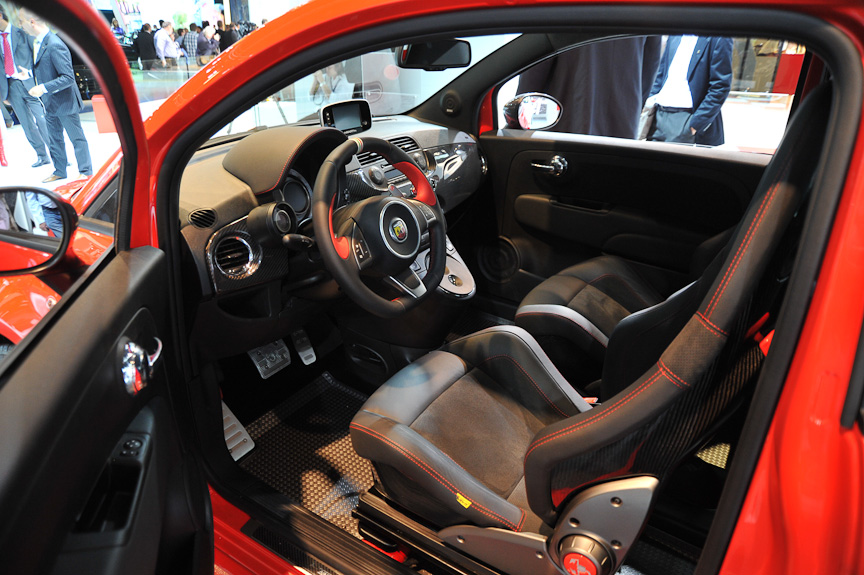 2ペダルMTの操作はパドルシフトだけで行い、センタートンネルには最近のフェラーリのようにシフトレバーがない