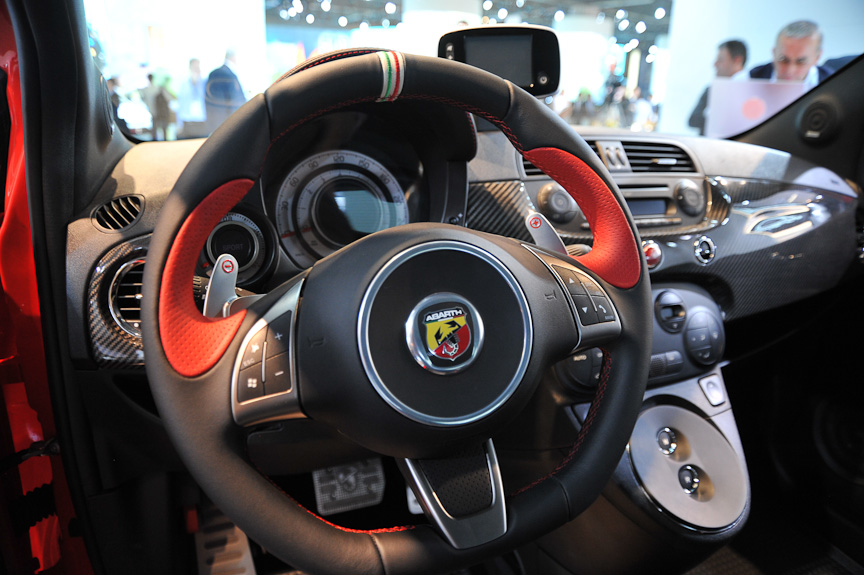 2ペダルMTの操作はパドルシフトだけで行い、センタートンネルには最近のフェラーリのようにシフトレバーがない