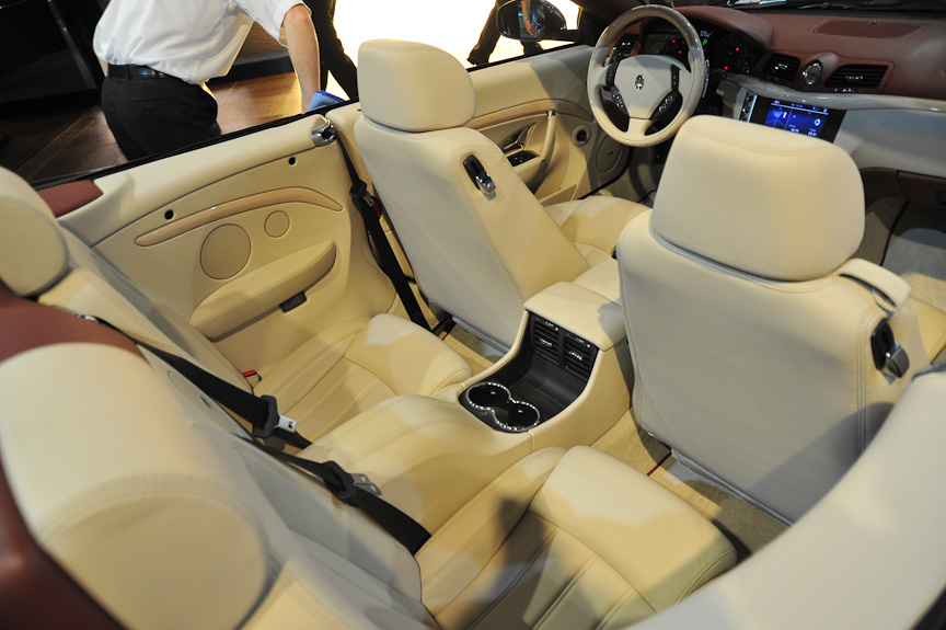 マセラティ初の4シーターオープン「グランカブリオ」は2010年の発売予定。ソフトトップを備える