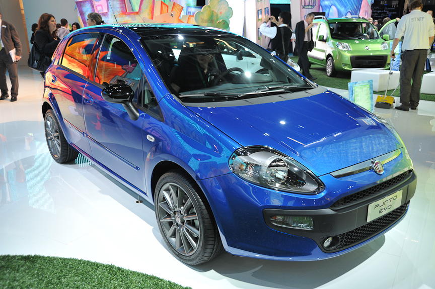 フィアットの「プントEVO」。好評のフィアット500と同じ、FIATのエンブレムから左右にメタルのウィングが伸びる加飾がノーズに付加され、細かいデザイン変更が行われた