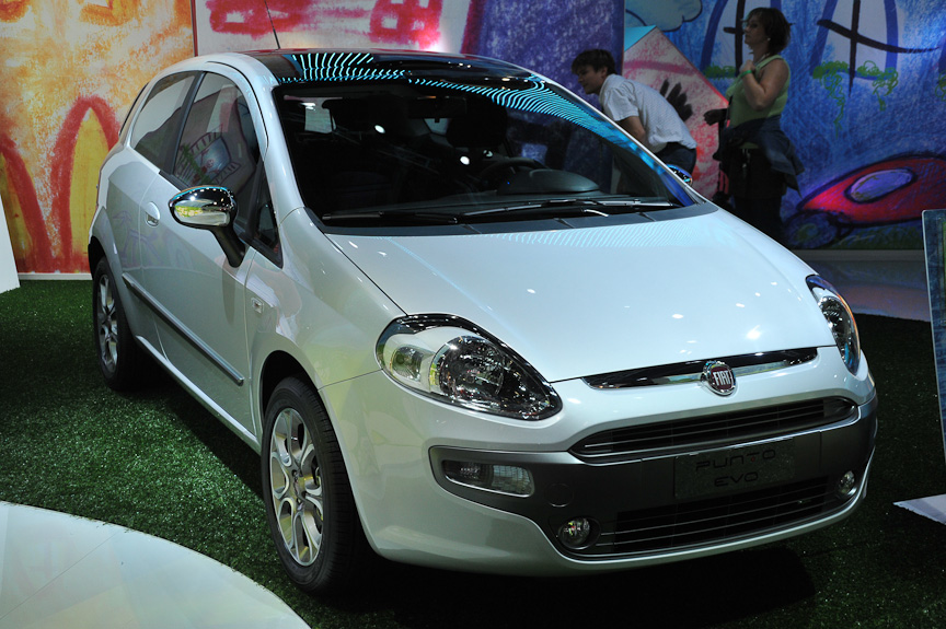 フィアットの「プントEVO」。好評のフィアット500と同じ、FIATのエンブレムから左右にメタルのウィングが伸びる加飾がノーズに付加され、細かいデザイン変更が行われた