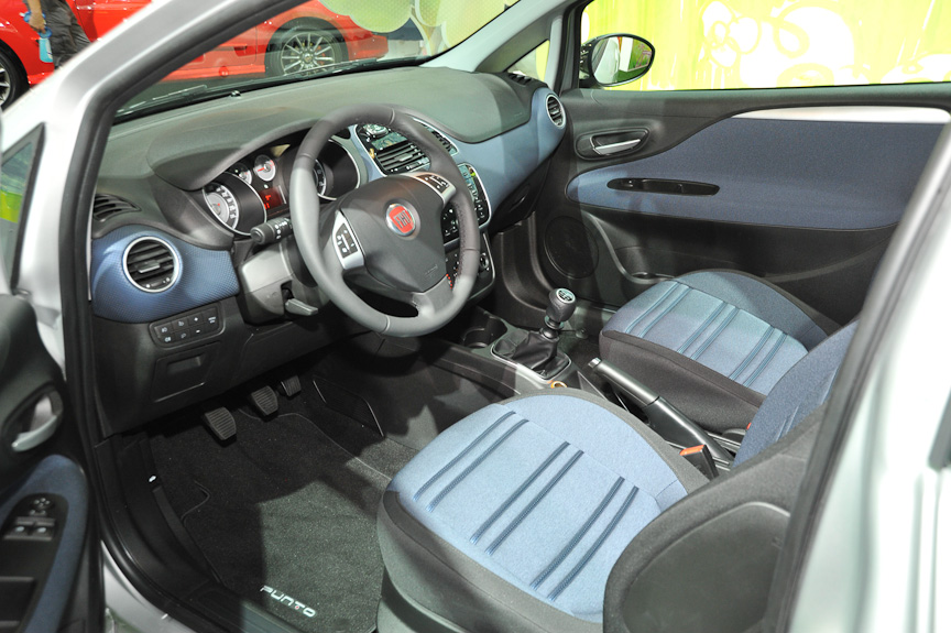 フィアットの「プントEVO」。好評のフィアット500と同じ、FIATのエンブレムから左右にメタルのウィングが伸びる加飾がノーズに付加され、細かいデザイン変更が行われた