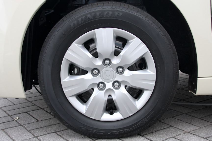 タイヤサイズは195/65 R15