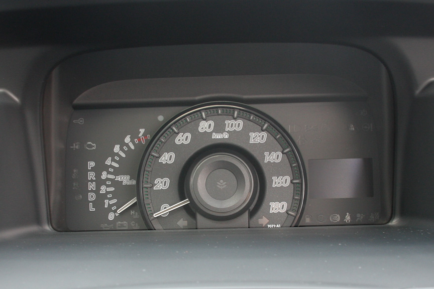 メーター中央にはECONリングがつき、エコドライブ度に応じてECONリングの色（グリーン）が変化していく。色が濃くなるほど低燃費走行をしていることになる