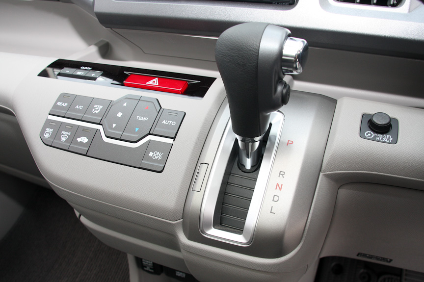 2WD（FF）のトランスミッションはCVT