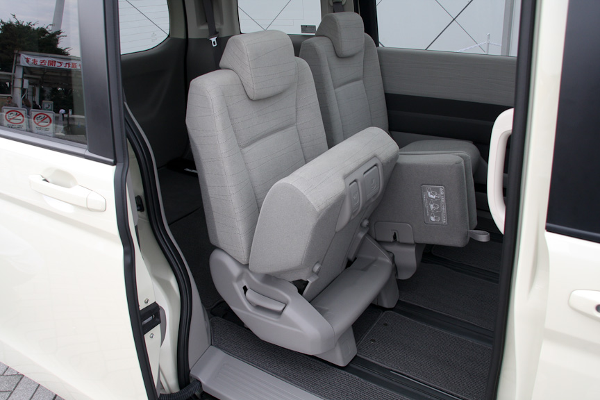 2列目シート。キャプテンシートに変化させることも可能。座面をはね上げてシートを前にスライドさせることで、3列目の乗降性を高めている