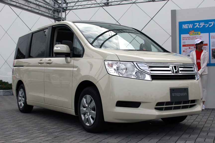 撮影したモデルはG Lパッケージ（2WD）。ボディーカラーはプレミアムヒダマリアイボリー・パール