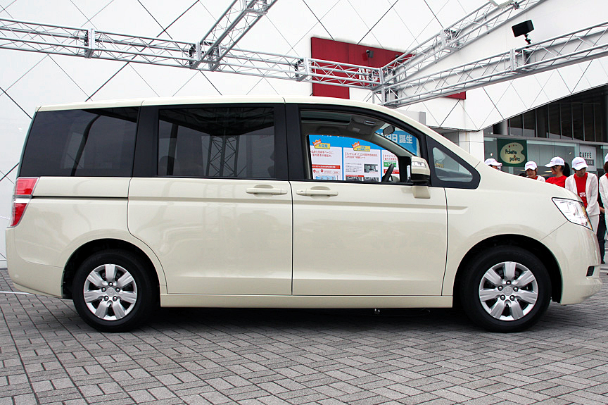 撮影したモデルはG Lパッケージ（2WD）。ボディーカラーはプレミアムヒダマリアイボリー・パール