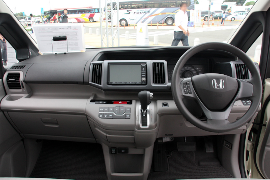 インパネまわり。メーカーオプションのHonda HDDインターナビシステムを搭載している