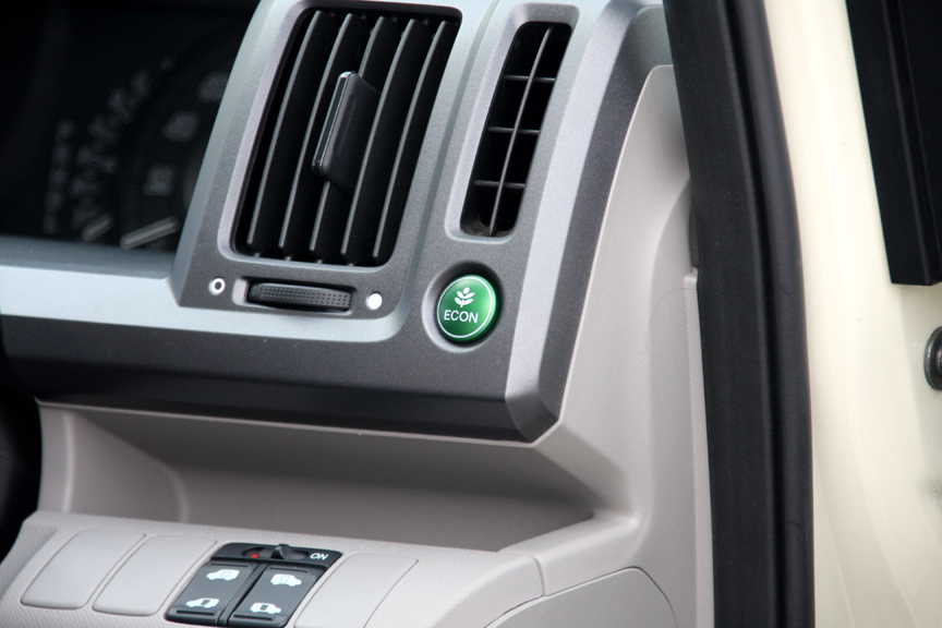 ECONボタンをONにするとエンジンやトランスミッション、エアコンが協調制御され、燃費を優先するモードになる