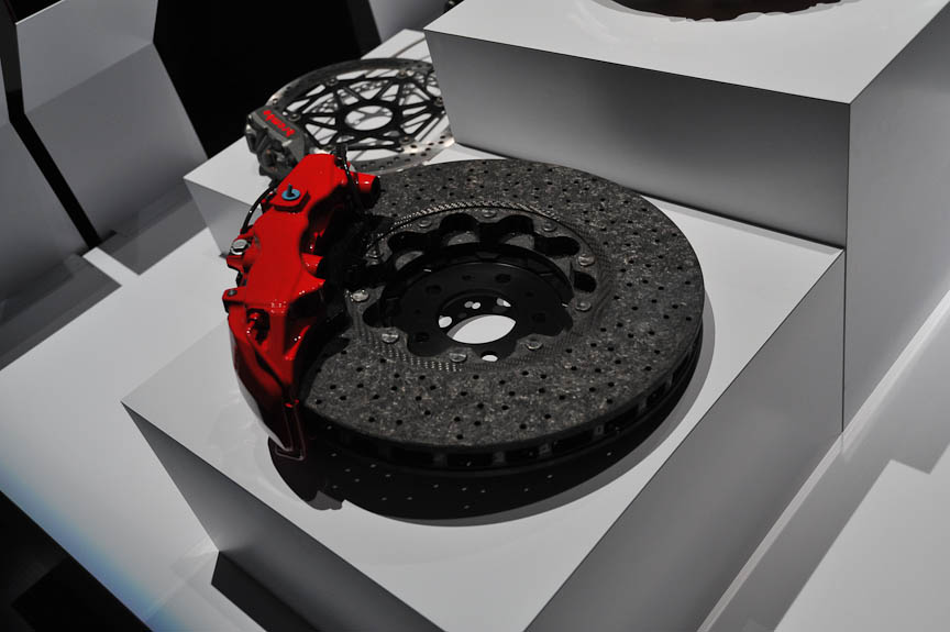 ブレンボのブレーキ（写真上段左）、ピレリのタイヤ（同中）、マルケズィーニ（マルケジーニ、同右）といったおなじみのイタリア製自動車部品だけでなく、モトルスカンの車両診断装置（写真下段左）、モータースポーツでも使われるディーノ・パオリの電動水圧ドライバー（同中）、ACIコンサルタントの電気自動車充電ステーション（同右）といった、一般にはなじみのないものも