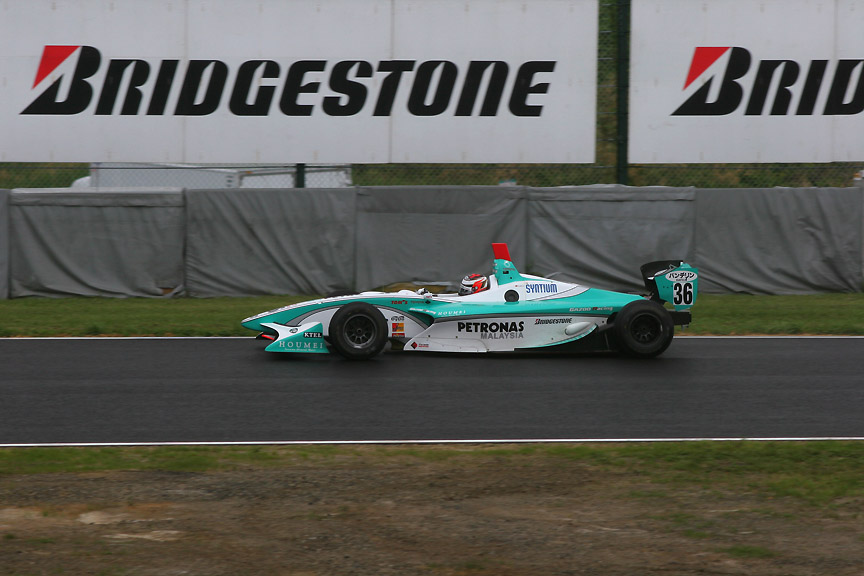 200mm（320mm相当） 1/1000秒 F3.5。撮影場所は鈴鹿のS字手前。ホイールまで止まって見え、停止しているように見える