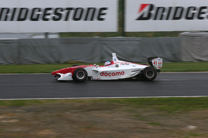 200mm（320mm相当） 1/250秒 F7.1。だいぶ動きが出てきた。看板、タイヤバリア、手前の地面、すべて流れてはいるがスピード感はない