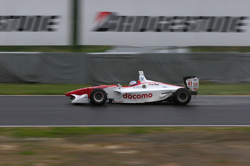 200mm（320mm相当） 1/125秒 F10。やっと流し撮りというレベルになった。だが、この構図ではまだ迫力は感じられない