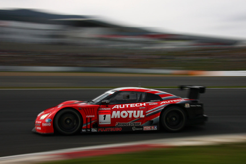 30mm（48mm相当） 1/30秒 F11。富士スピードウェイのヘアピンで撮影。マシンのセンターに芯があり、前後はブレている