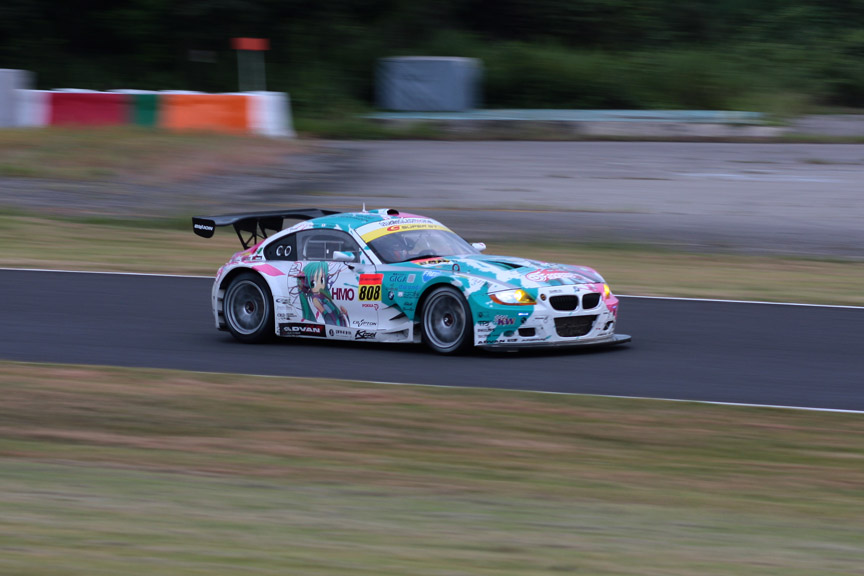 100mm（160mm相当） 1/160秒 F5。最初は斜め前から見え、真横へ