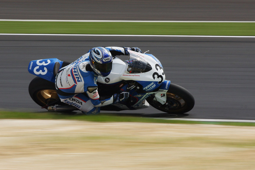 200mm（320mm相当） 1/125秒 F20。2輪の場合はイン側から撮るとライダーがバッチリ写る