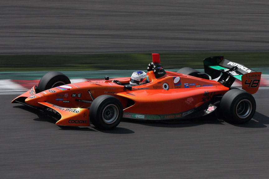 200mm（320mm相当） 1/250秒 F16。車速が速いと流れる。慣れれば車速が速くても気にならない