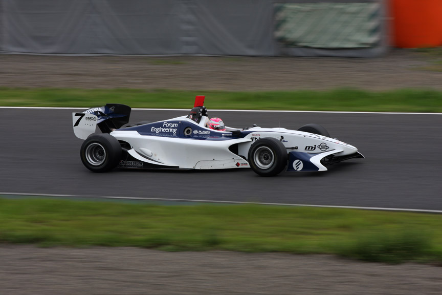 200mm（320mm相当） 1/125秒 F11。この写真ではスピード感がそれほどない