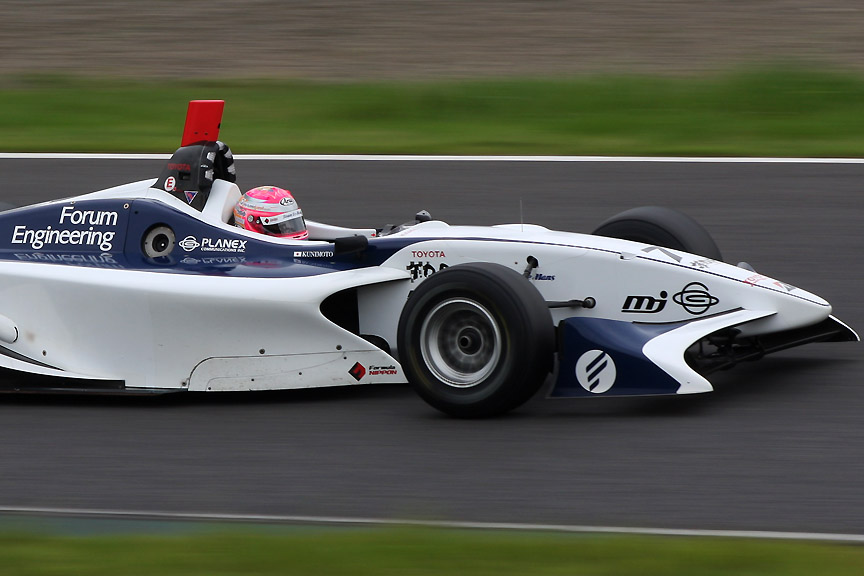 200mm（320mm相当） 1/125秒 F11。トリミングして背景をシンプルにすると、スピード感が出る