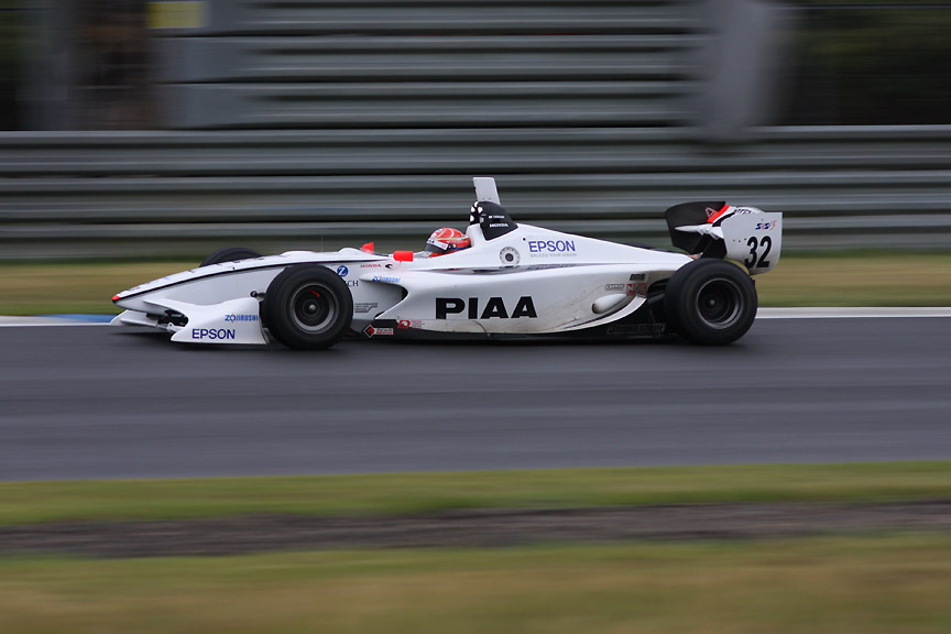 300mm（480mm相当） 1/160秒 F5。ブレーキングが始まったあたりから撮影開始、すでにブレーキローターは赤熱している。このアングルでも十分使える写真