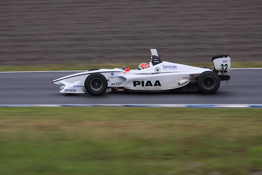 300mm（480mm相当） 1/160秒 F5。コーナー途中。絵としてわるくはない