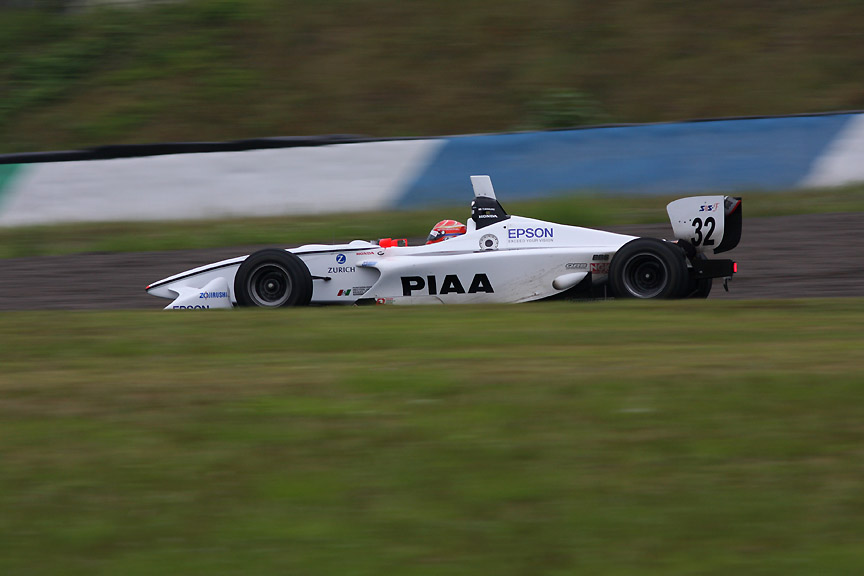 300mm（480mm相当） 1/160秒 F5.6。マシンが徐々に沈んで消えていく。後1枚連写して計26枚