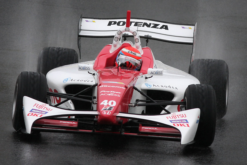 300mm（480mm相当） 1/500秒 F4。1/500秒だとレインタイヤのブロックがギリギリ見える