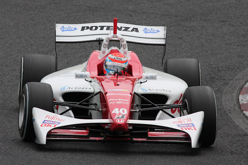 300mm（480mm相当） 1/1000秒 F8。最下段から撮影するほうが迫力がある？