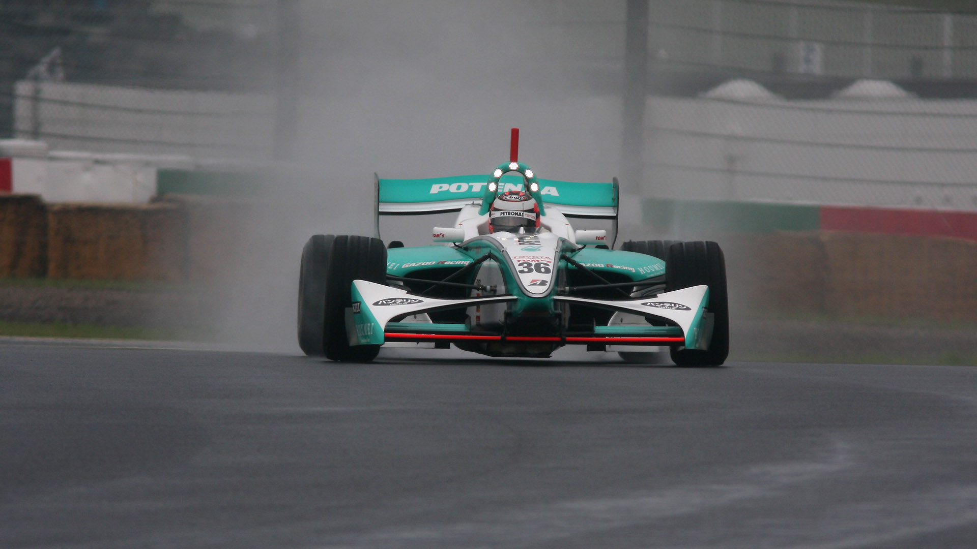 420mm（672mm相当） 1/640秒 F5.6。逆バンク進入ではマシンの底が抜けて見える（クリックすると1920×1080ピクセルの画像が開きます）