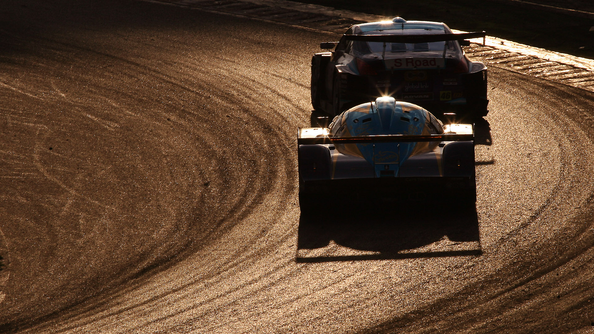 300mm（480mm相当） 1/500秒 F16。8月末に開催されたSUPER GT第6戦で撮影。夕日が沈む直前に鈴鹿サーキットのスプーンコーナーで撮影。SUPER GTマシンはフォーミュラマシンより後ろ姿が絵になる（クリックすると1920×1080ピクセルの画像が開きます）