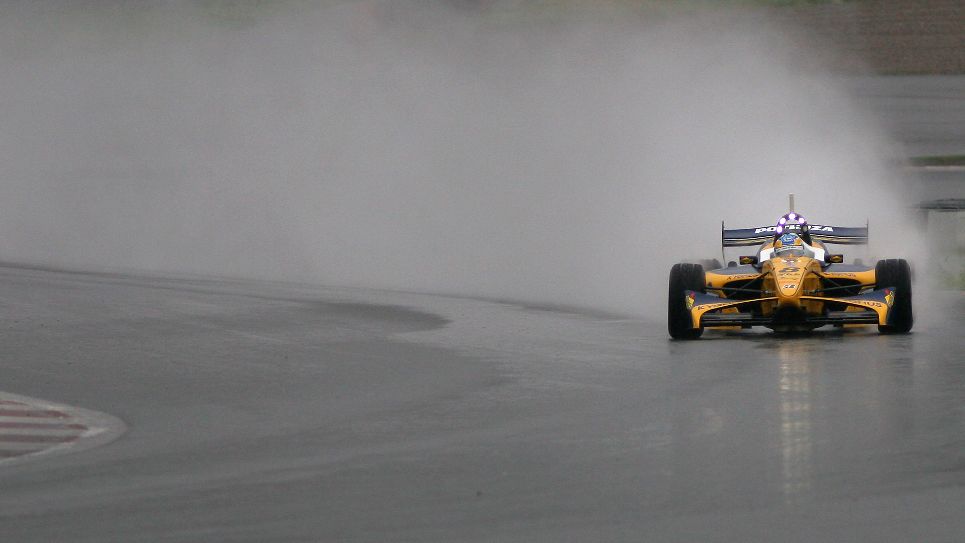 300mm（480mm相当） 1/1000秒 F4。同じ場所でレンズを300mmに代えて撮影。600mm相当くらいのレンズがあればマシンのアップも撮れそうだが、焦点距離の足りないレンズを構図の工夫でカバーしてみた（クリックすると1920×1080ピクセルの画像が開きます）