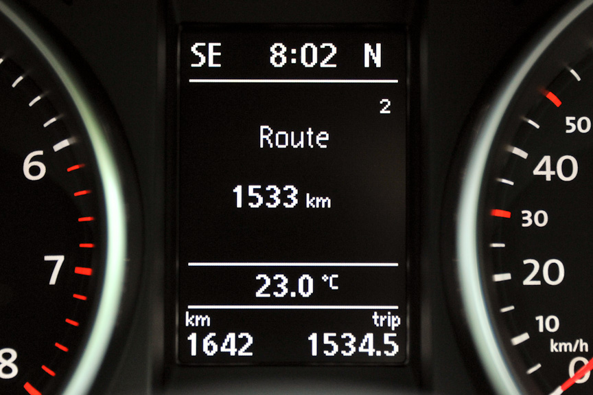 280km/hまで刻まれるスピードメーター。レッドゾーンは6200rpmから。メーター中央にはマルチファンクションインジケーターを備え、時刻、瞬間/平均燃費、走行距離、平均速度、運転時間、外気温度、油温などが見られる。そのほかメーター照度調整、シートベルト警告装置、タイヤ空気圧警告灯、ブレーキパッド摩耗警告灯もつく