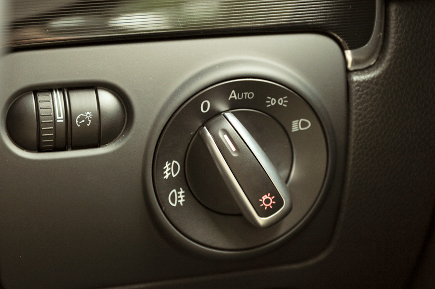 ハンドル右側に配置されるスイッチでライトの点灯・消灯を行う