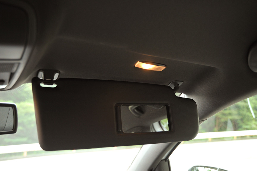 サンバイザーにはミラーのほか照明機能が備わる