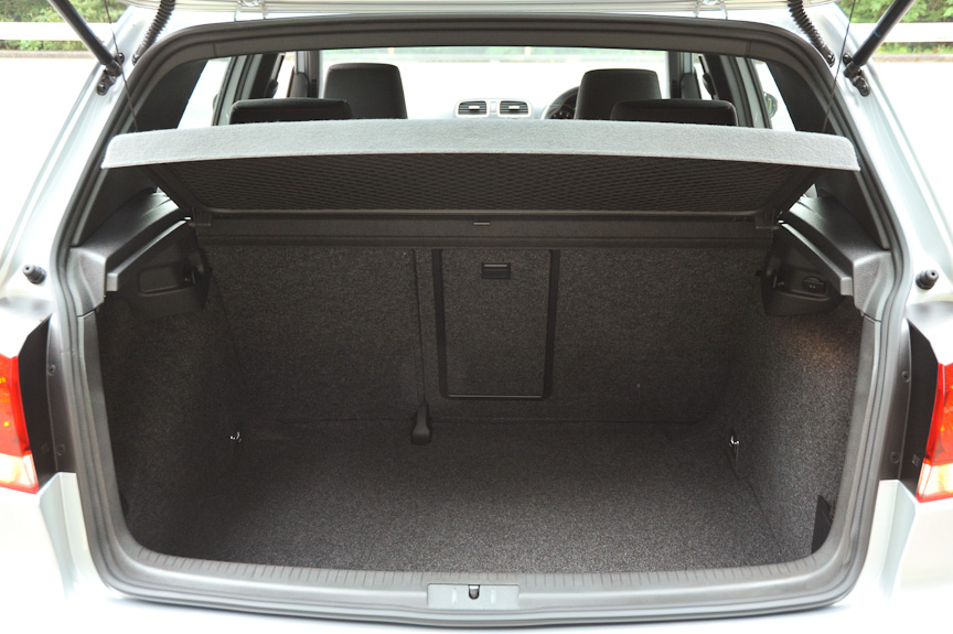 後席は分割可倒式のため、カーゴルームの使い勝手にも優れる。トノカバーの取り外しも可能だ