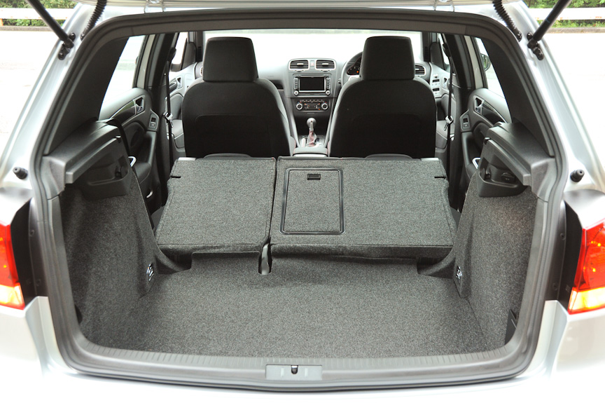 後席は分割可倒式のため、カーゴルームの使い勝手にも優れる。トノカバーの取り外しも可能だ